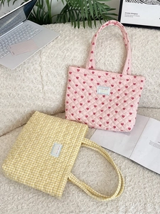 Sacs cabas matelassés à motifs cœurs et carreaux dans un décor intérieur cosy