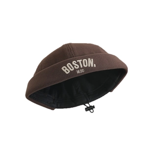 Berretto docker in maglia marrone con ricamo Boston 1630 e cordino regolabile