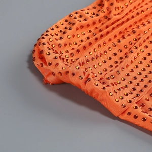 Détails du tissu plissé orange vif avec des strass étincelants pour robe de soirée