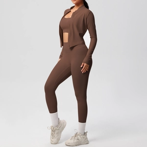 Set yoga tre pezzi marrone cioccolato con leggings a vita alta e texture della giacca