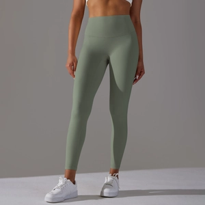Détail du legging de yoga vert sauge à taille haute en tissu sans couture très doux