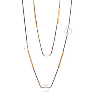 Detalle del collar de doble cadena de serpiente con tubos dorados y cubos de cristal