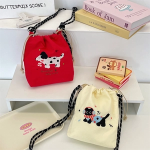 Detailansicht süßer Canvas-Beutel mit Katzen- und Hundestickerei für Geschenke