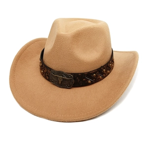 Détail du chapeau de cowboy en laine camel avec bande léopard et boucle tête de taureau