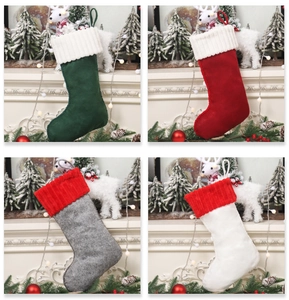 Détail de quatre chaussettes de Noël festives en rouge, vert, gris et blanc avec revers