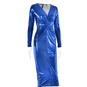 Détail de la robe bleue métallisée col en V avec torsion élégante et texture froncée