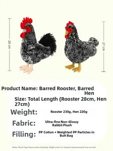 Dettaglio del peluche a forma di gallo con consistenza morbida e dimensioni 28 cm