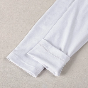 Dettaglio del polsino bianco a maniche lunghe con doppia cucitura e tessuto a maglia
