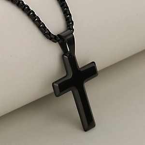 Collier pendentif croix minimaliste en acier inoxydable noir poli avec chaîne box