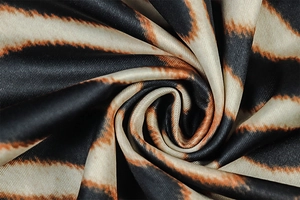 Détail du tissu satiné à imprimé tigre avec texture lisse et tons caramel