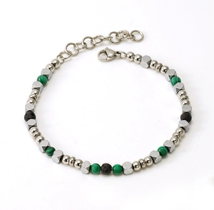 Dettaglio del bracciale con perline di turchese, pietra lavica e acciaio inox
