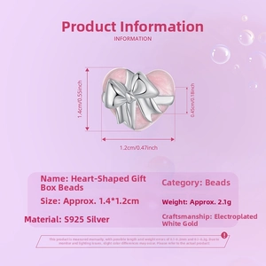 Détail macro du charm cœur en argent S925 avec émail rose et motif de nœud cadeau