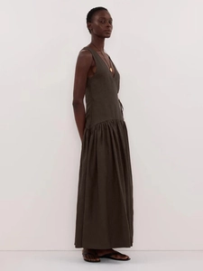 Vue détaillée du décolleté en V profond et du coton doux sur une robe longue anthracite