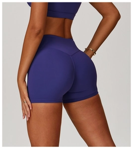 Detailansicht der lila Yoga-Shorts mit V-Förmiger Naht und Peach-Lifting-Effekt
