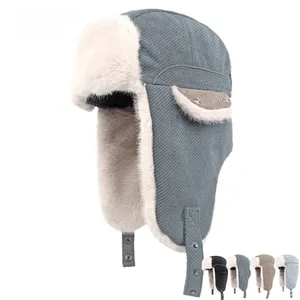 Detail der Winter-Uschanka aus Cord mit dickem Kunstfellfutter für maximale Wärme