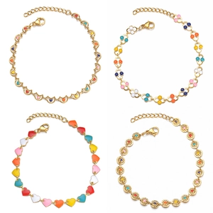 Bracelets dorés avec cœurs et fleurs en émail coloré présentés sur une grille de quatre