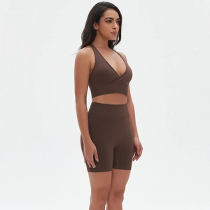 Dettaglio degli shorts da yoga a vita alta senza cuciture e reggiseno sportivo marrone