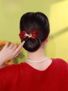 Coiffure élégante avec une barrette à fleurs rouges ornée de zircon brillant et velours rétro