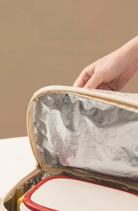 Detail of insulated lunch bag with thermal aluminum foil lining and zipper closure