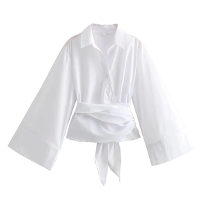 Chemise en popeline blanche tendance avec boutons dorés et lien à la taille