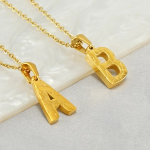 Collana Con Ciondolo Iniziale Alfabeto Moda Acciaio Inossidabile Placcato Oro 18k Trama Goffrata Catena Per Clavicola Da Donna