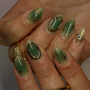 Faux Ongles Press On Dégradé Vert Foncé Avec Soleil Étoile Lune Mauvais Œil Relief 3D Forme Amande Ongles Artificiels