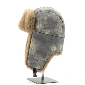 Détail du chapeau trappeur gris vintage avec doublure en fausse fourrure et boucle réglable