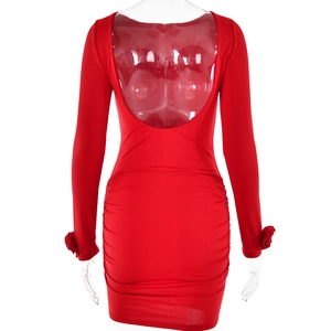 Détail du dos de la robe mini rouge à manches longues avec dos nu et texture froncée
