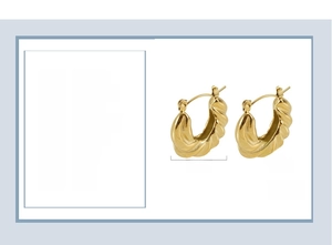 Detail von 18K vergoldeten klobigen Croissant-Creolen aus Edelstahl mit Größenangaben