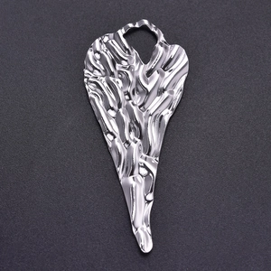 Macro d'un pendentif cœur en acier inoxydable 304 argenté avec texture froissée polie