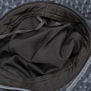 Dettaglio cappello pescatore in denim lavato con fodera in rete traspirante e coulisse interna