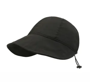 Dettaglio di cappello parasole nero con coulisse elastica regolabile e fibbia di chiusura