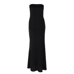 Détail d'une élégante robe bustier noire ornée de strass scintillants sur tout le tissu