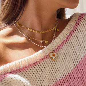 Collier multicouche doré en acier inoxydable avec perles et médaillon cœur fleuri