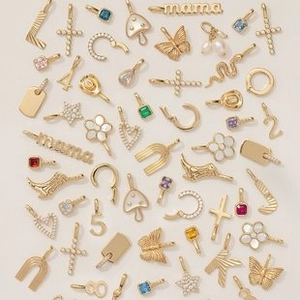 Détails de breloques plaquées or 18 carats avec zircons, perles et cristaux brillants