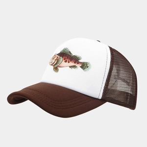 Detail einer braun-weißen Trucker-Kappe mit realistischem Fischdruck und Mesh-Einsatz