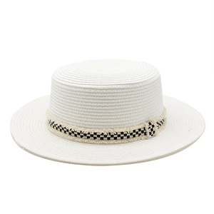 Canotier blanc en paille avec ruban à damier noir et blanc et bords effilochés