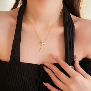 Nahaufnahme der vergoldeten Schlüsselkette mit rosa Zirkonia auf dem Dekolleté