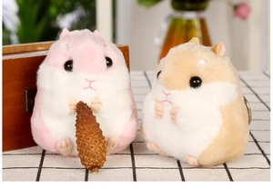 Detailansicht von zwei süßen Hamster-Plüschanhängern in Pink und Beige auf Tisch