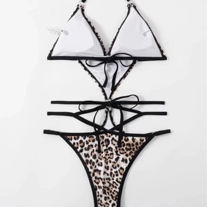Monokini sexy con stampa leopardata, scollo all'americana e lacci intrecciati sul retro