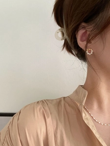 Elegant 925 sterling silver pearl stud earrings in gold wreath design for women