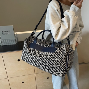 Borsa da viaggio capiente con motivo geometrico e tracolla regolabile per la palestra