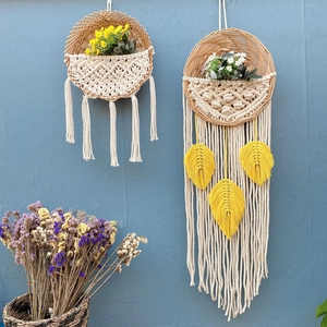 Boho-Wandhängekorb aus Makramee mit handgewebten Baumwollfransen und dekorativen Trockenblumen
