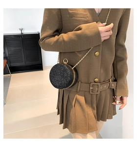 Piccola borsa rotonda con paillettes nere e tracolla a catena dorata con finitura lucida