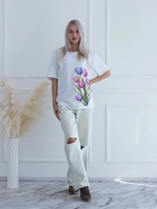 Λεπτομέρεια από λευκό βαμβακερό t-shirt με πολύχρωμο τύπωμα τουλίπας στο στήθος