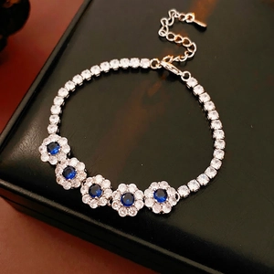 Bracelet tennis élégant en argent avec cinq fleurs de zircon bleu sur cuir noir