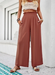 Détail d'un pantalon marron à taille haute et jambe large avec taille élastique plissée et poches