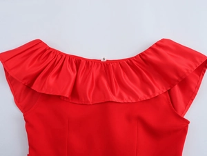 Détail de l'étiquette taille S sur un ensemble rouge avec haut à volants et jupe courte