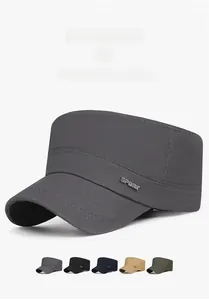 Details zur flachen Militärkappe mit Farbauswahl und seitlichem Sport-Metallemblem
