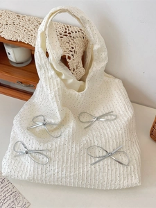 Sac fourre-tout à pois blancs avec nœuds métalliques argentés et texture plissée